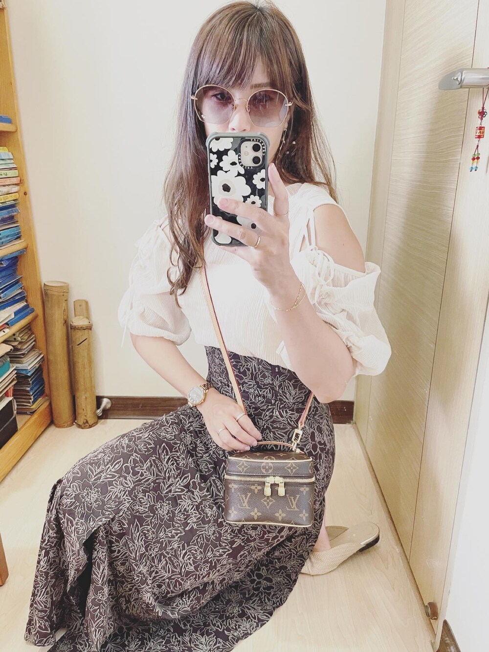 ブラック系のシャツ/ブラウス、ブラウン系のスカート、ブラウン系のバッグを着用したレディースの夏コーディネートの3枚目の写真