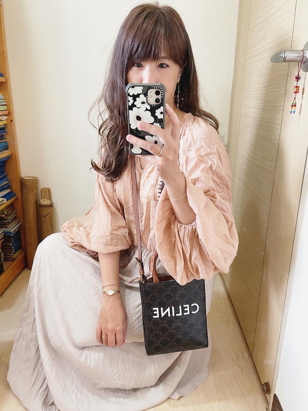 ブラック系のシューズ、ブラウン系のバッグ、オレンジ系のシャツ/ブラウスを着用したレディースの夏コーディネートの2枚目の写真