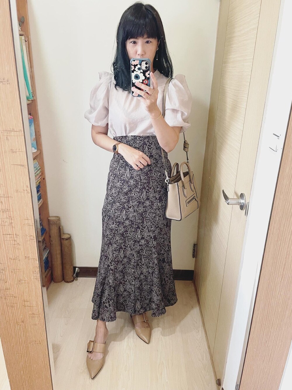 ブラウン系のスカート、ベージュ系のバッグ、ベージュ系のスリッポンを着用したレディースの夏コーディネートの2枚目の写真