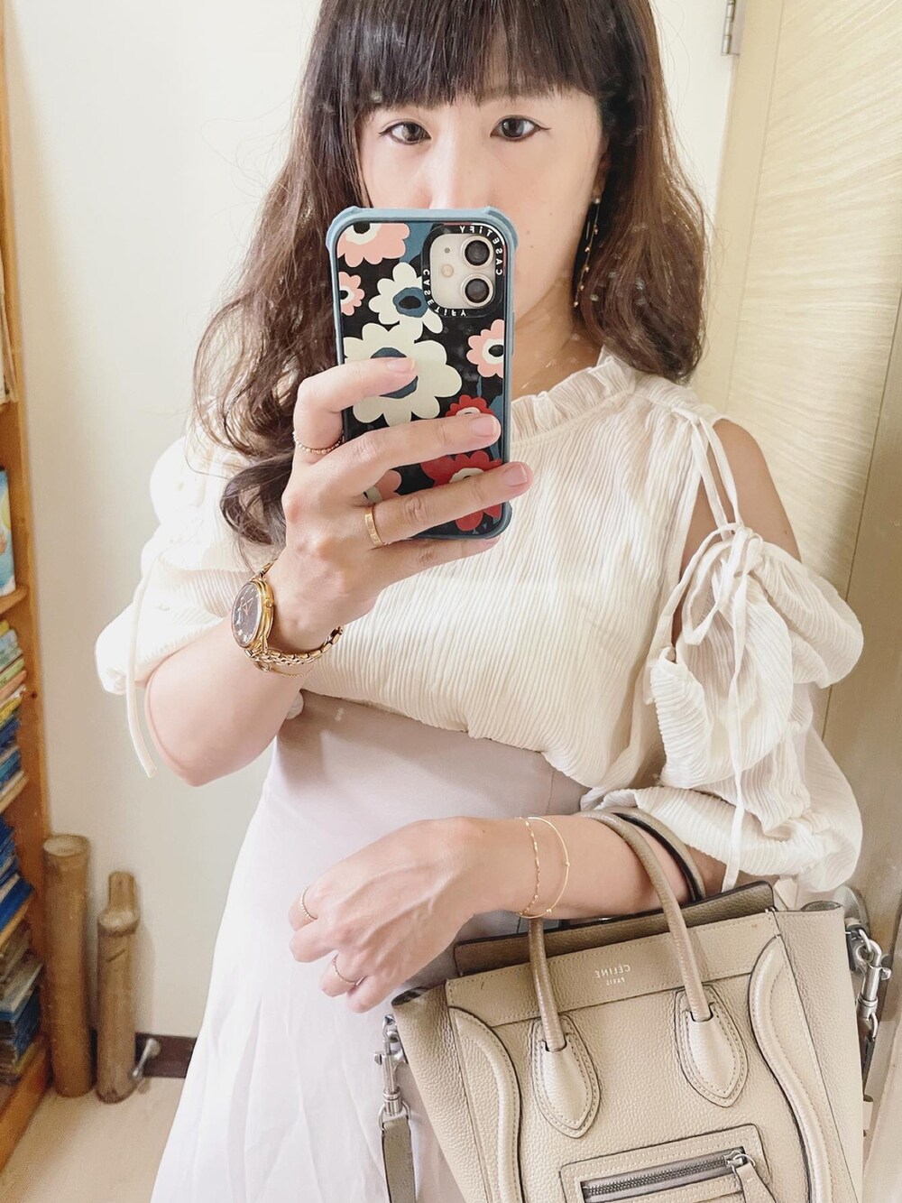 ピンク系のスカート、ベージュ系のスリッポン、ベージュ系のバッグを着用したレディースの夏コーディネートの3枚目の写真