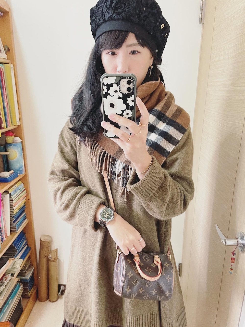 グリーン系のトップス、その他のバックパック/リュック、ブラック系のシューズを着用したレディースの冬コーディネートの2枚目の写真