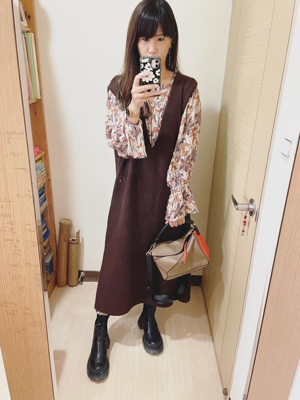 その他のバッグ、ブラウン系のトップス、ベージュ系のワンピースを着用したレディースの冬コーディネートの2枚目の写真