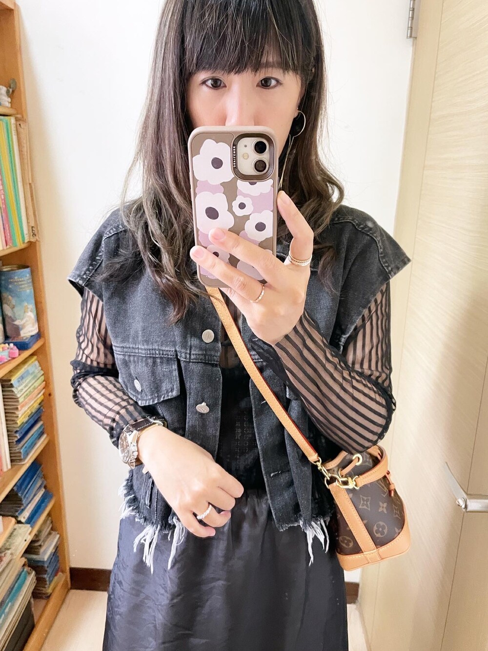 ブラック系のスカート、ブラック系のシューズ、その他のバッグを着用したレディースの春コーディネートの2枚目の写真