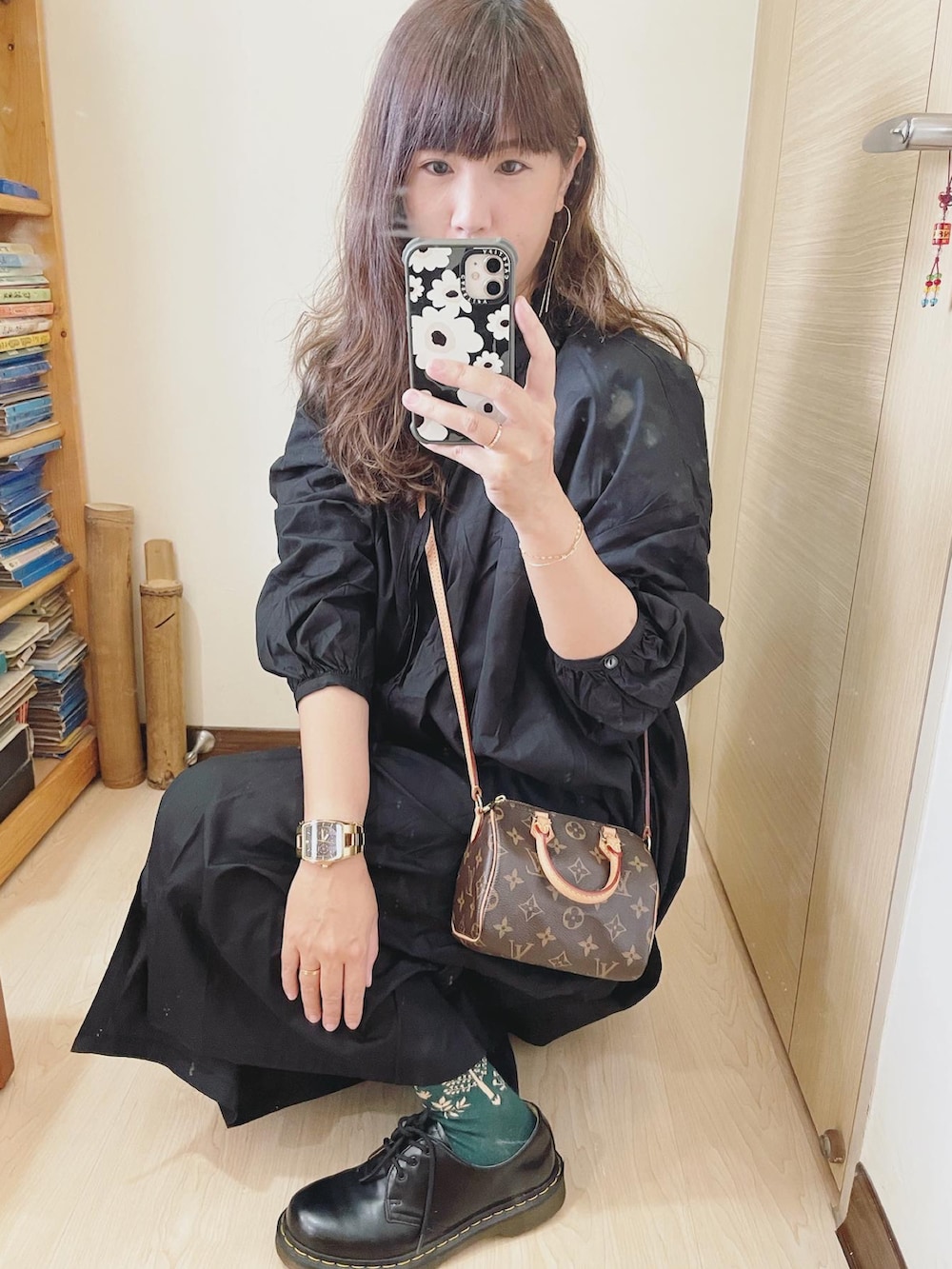 ブラック系のワンピース/ドレス、その他のバックパック/リュック、ブラック系のシューズを着用したレディースの春コーディネートの2枚目の写真