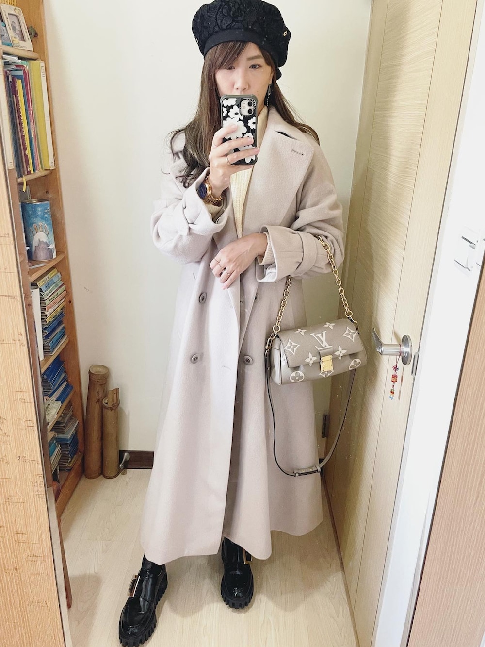 ベージュ系のジャケット/アウター、グレー系のバッグ、ブラック系のシューズを着用したレディースの冬コーディネートの2枚目の写真