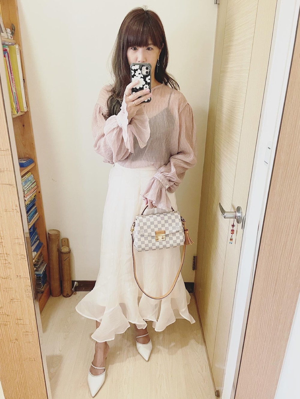 ホワイト系のシューズ、その他のショルダーバッグ、ホワイト系のスカートを着用したレディースの夏コーディネートの3枚目の写真