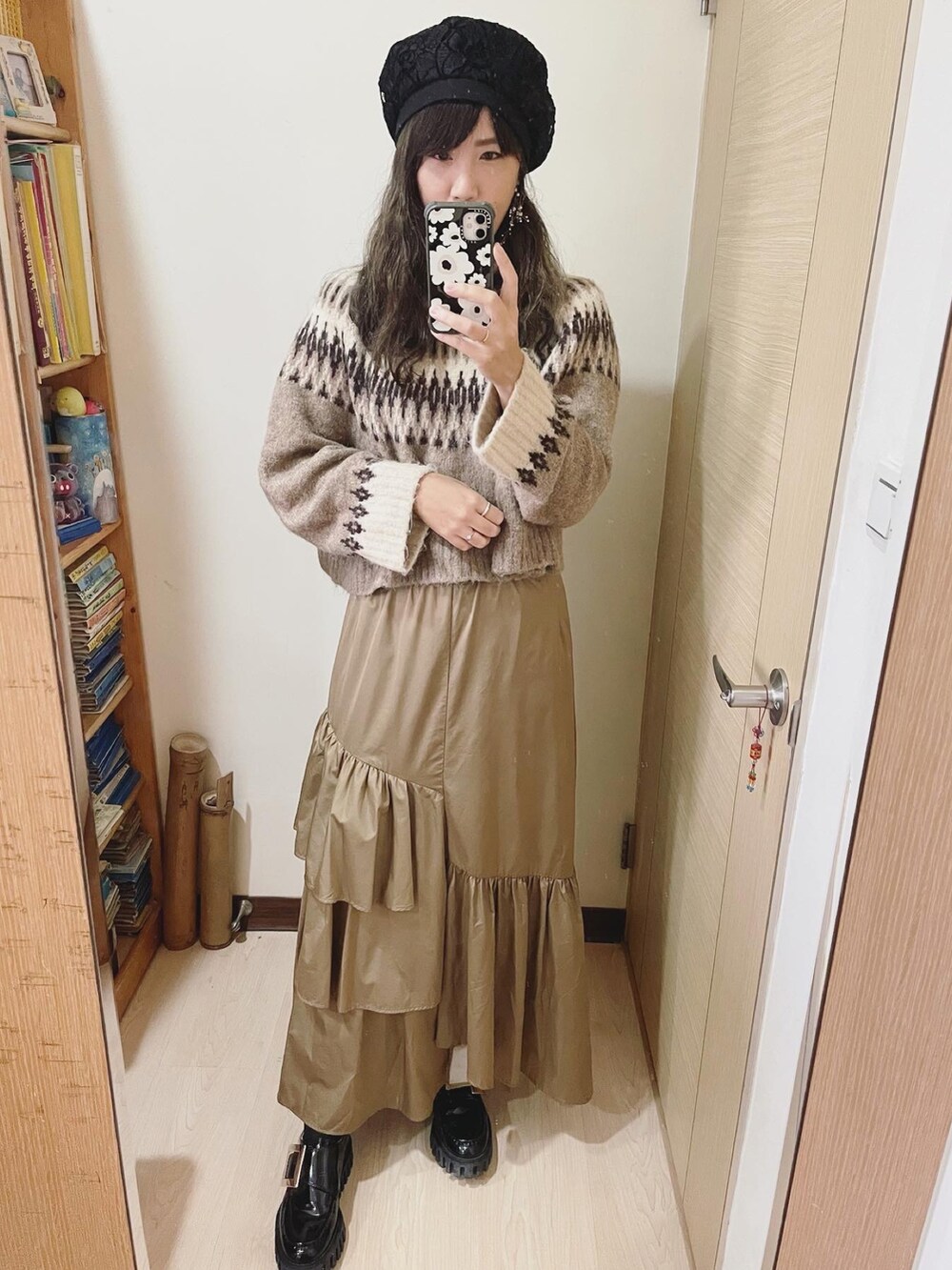 ブラウン系のニット/セーター、グレー系のバッグ、ベージュ系のスカートを着用したレディースの冬コーディネートの2枚目の写真