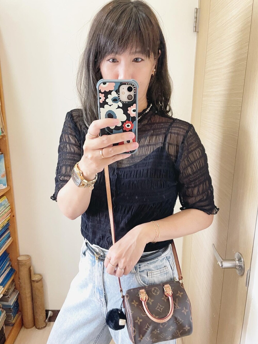 ホワイト系のその他シューズ、その他のバックパック/リュック、ブラック系のTシャツ/カットソーを着用したレディースの夏コーディネートの4枚目の写真