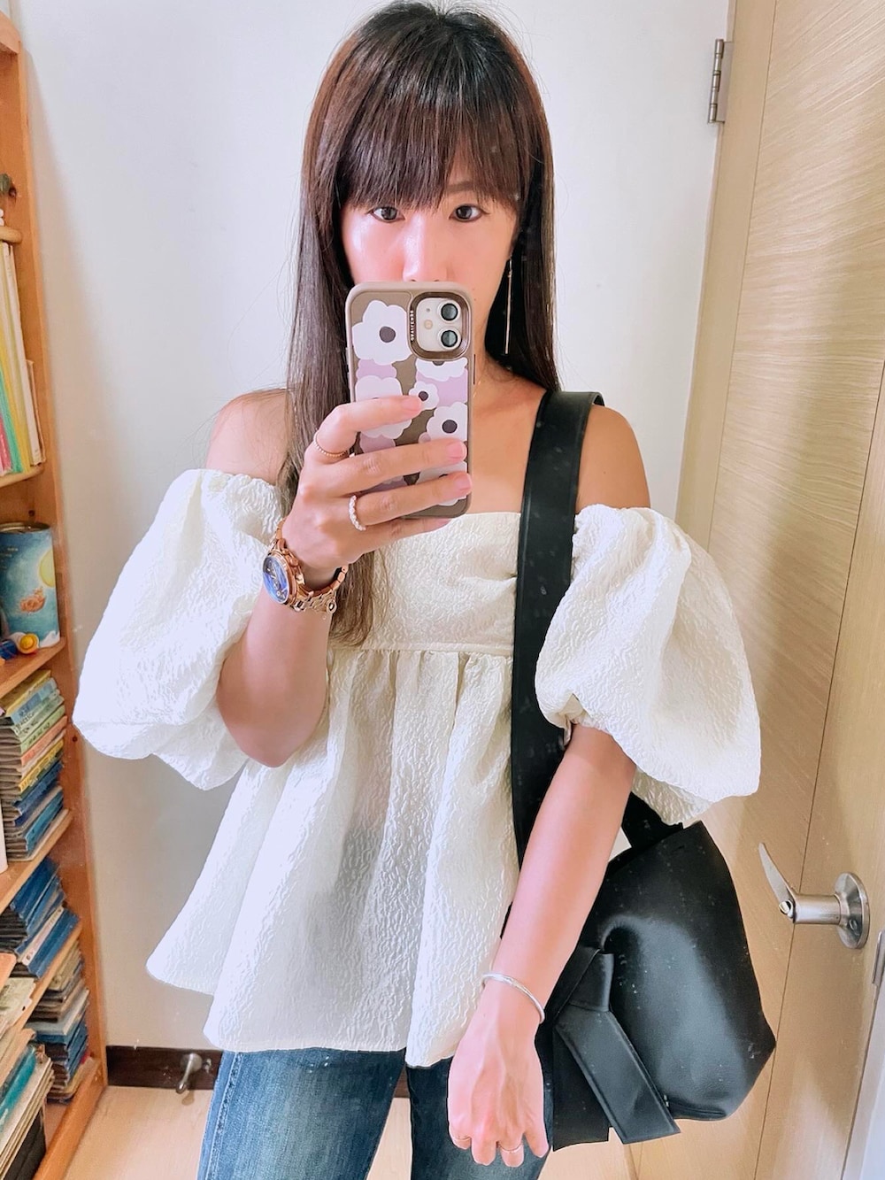 ホワイト系のベスト、ブラック系のトートバッグ、ベージュ系のシューズを着用したレディースの夏コーディネートの2枚目の写真