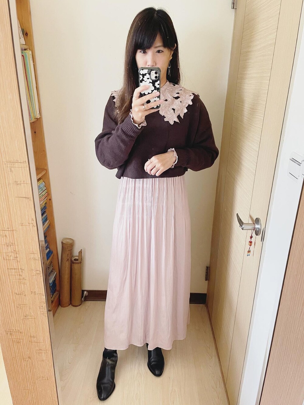 パープル系のワンピース/ドレス、ブラウン系のトップス、ブラック系のバッグを着用したレディースの冬コーディネートの2枚目の写真