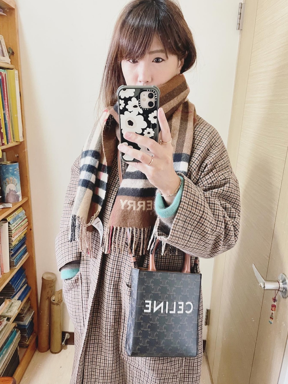 ブラック系のシューズ、ブラウン系のバッグ、その他のノーカラーコートを着用したレディースの冬コーディネートの2枚目の写真