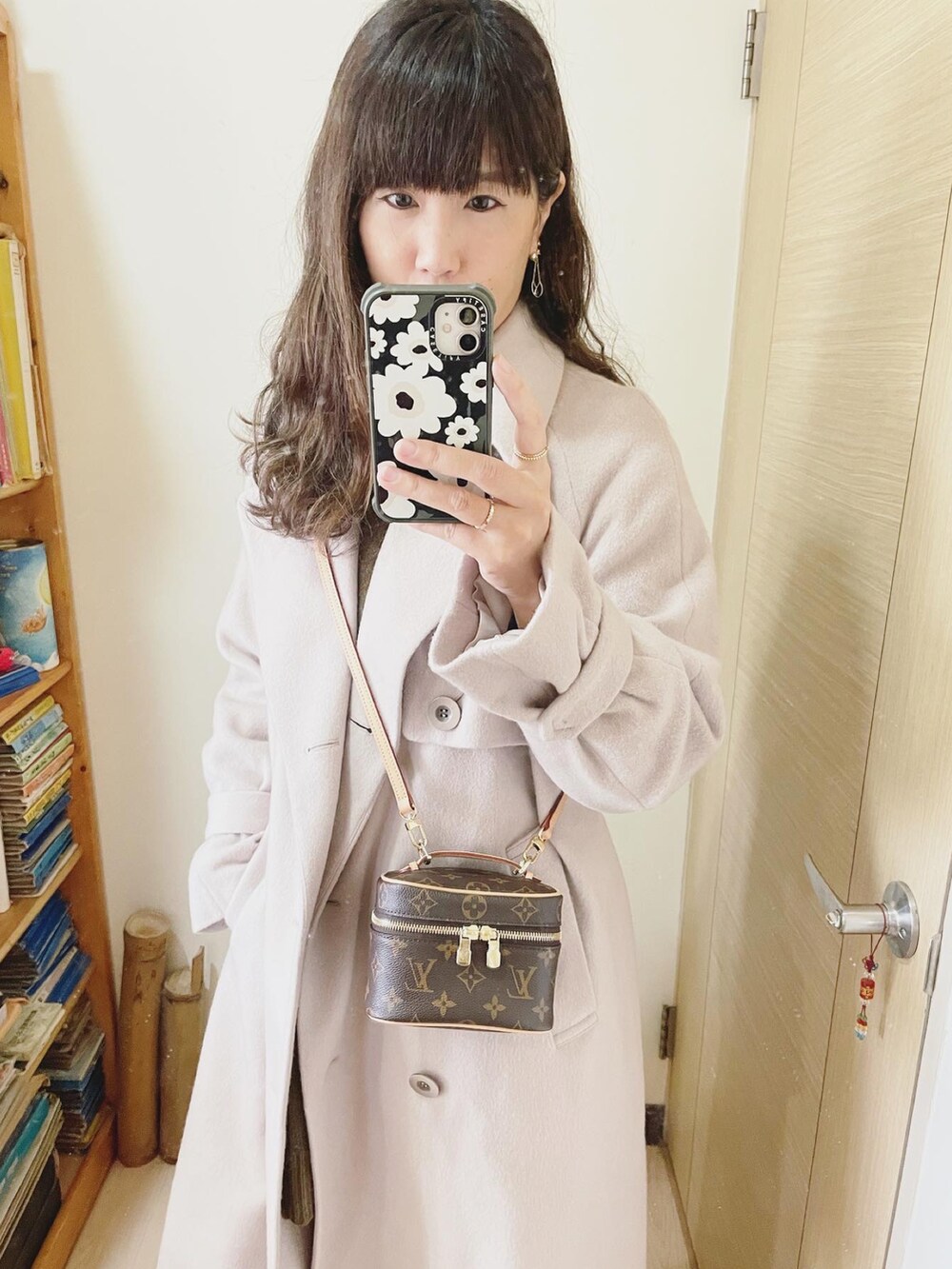 ベージュ系のジャケット/アウター、ブラウン系のバッグ、ベージュ系のシューズを着用したレディースの冬コーディネートの2枚目の写真