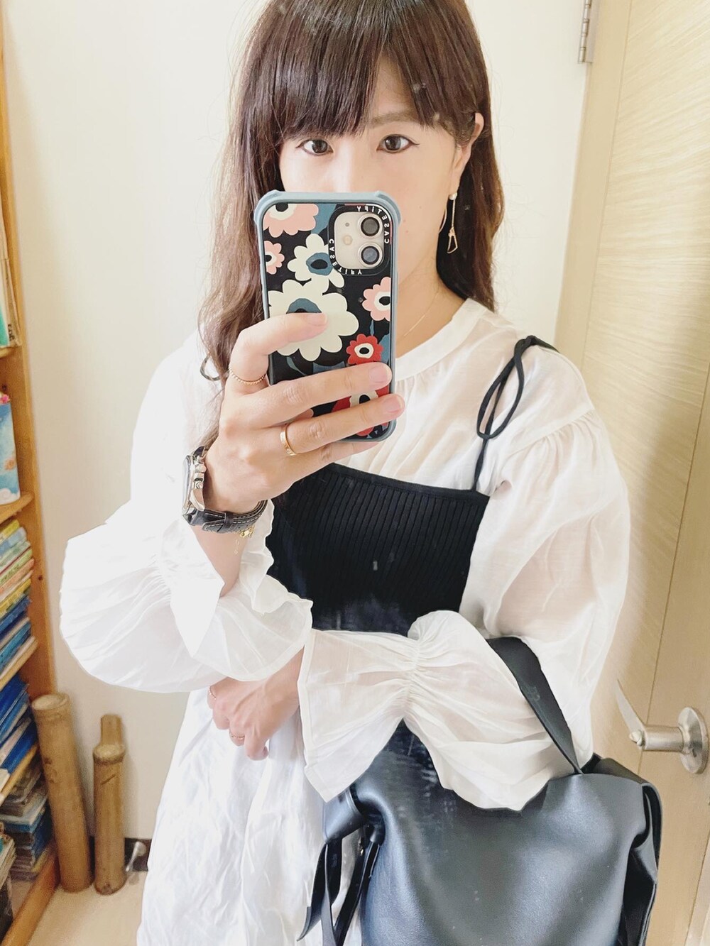 ブラック系のシャツ/ブラウス、ブラック系のトートバッグ、ブラック系のシューズを着用したレディースの夏コーディネートの3枚目の写真