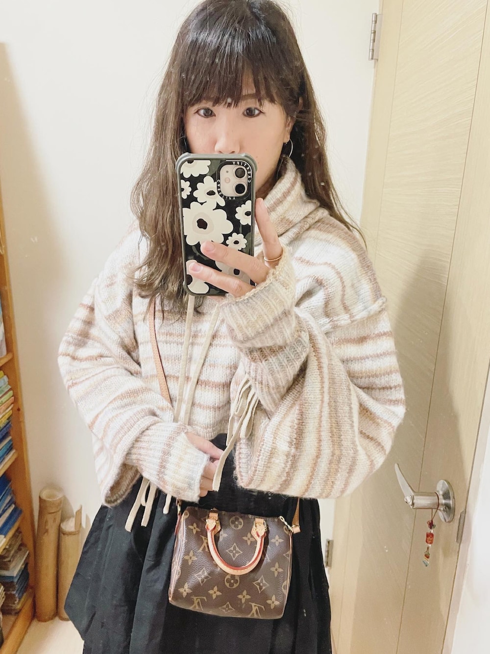 その他のバックパック/リュック、ベージュ系のニット/セーターを着用したレディースの冬コーディネートの2枚目の写真