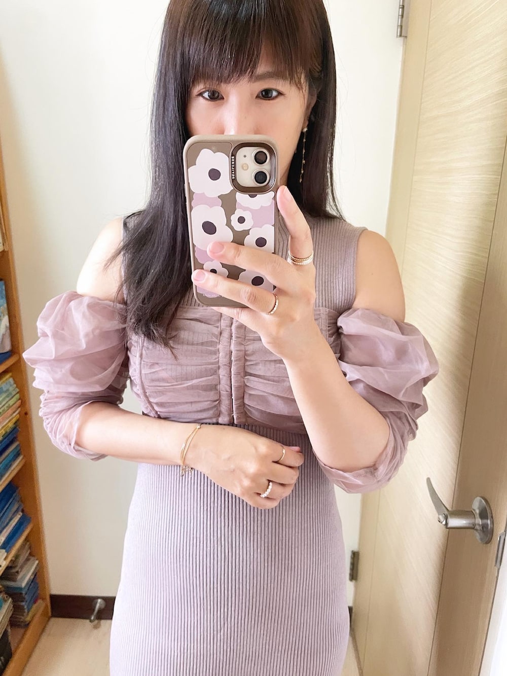 ベージュ系のスリッポン、その他のショルダーバッグ、ホワイト系のワンピースを着用したレディースの春コーディネートの3枚目の写真