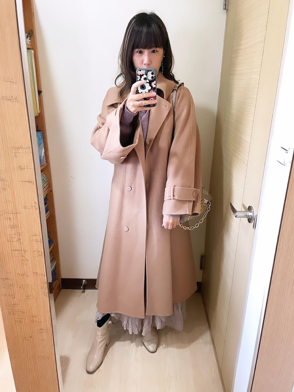 ベージュ系のジャケット/アウター、グレー系のバッグ、ベージュ系のシューズを着用したレディースの冬コーディネートの3枚目の写真