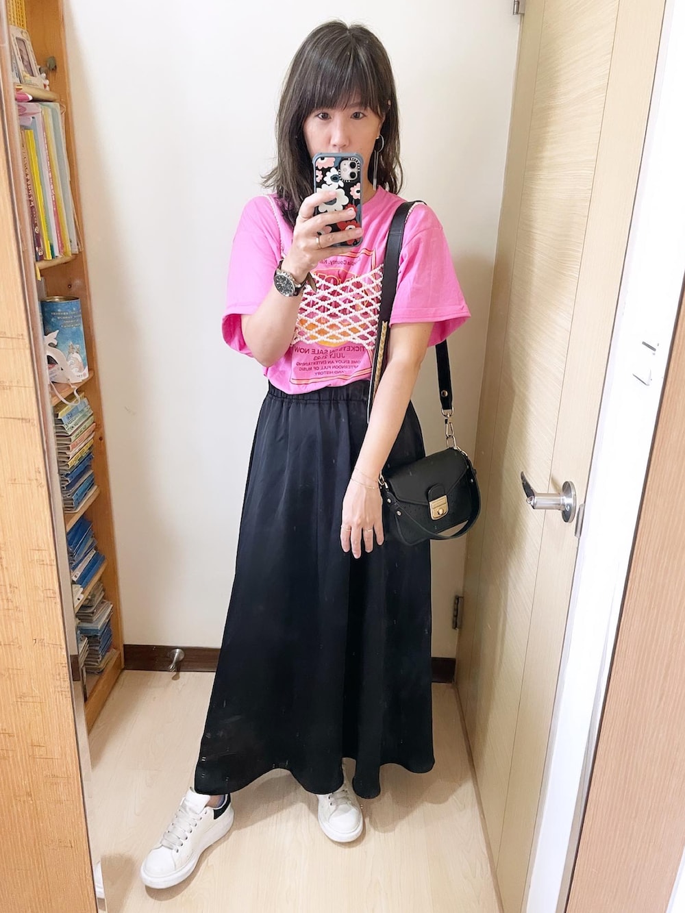 ピンク系のTシャツ/カットソー、ブラック系のショルダーバッグ、ホワイト系のその他シューズを着用したレディースの秋コーディネートの2枚目の写真