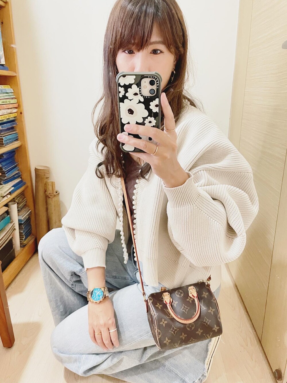 ブルー系のデニムパンツ、ブラウン系のスニーカー、その他のバックパック/リュックを着用したレディースの秋コーディネートの3枚目の写真