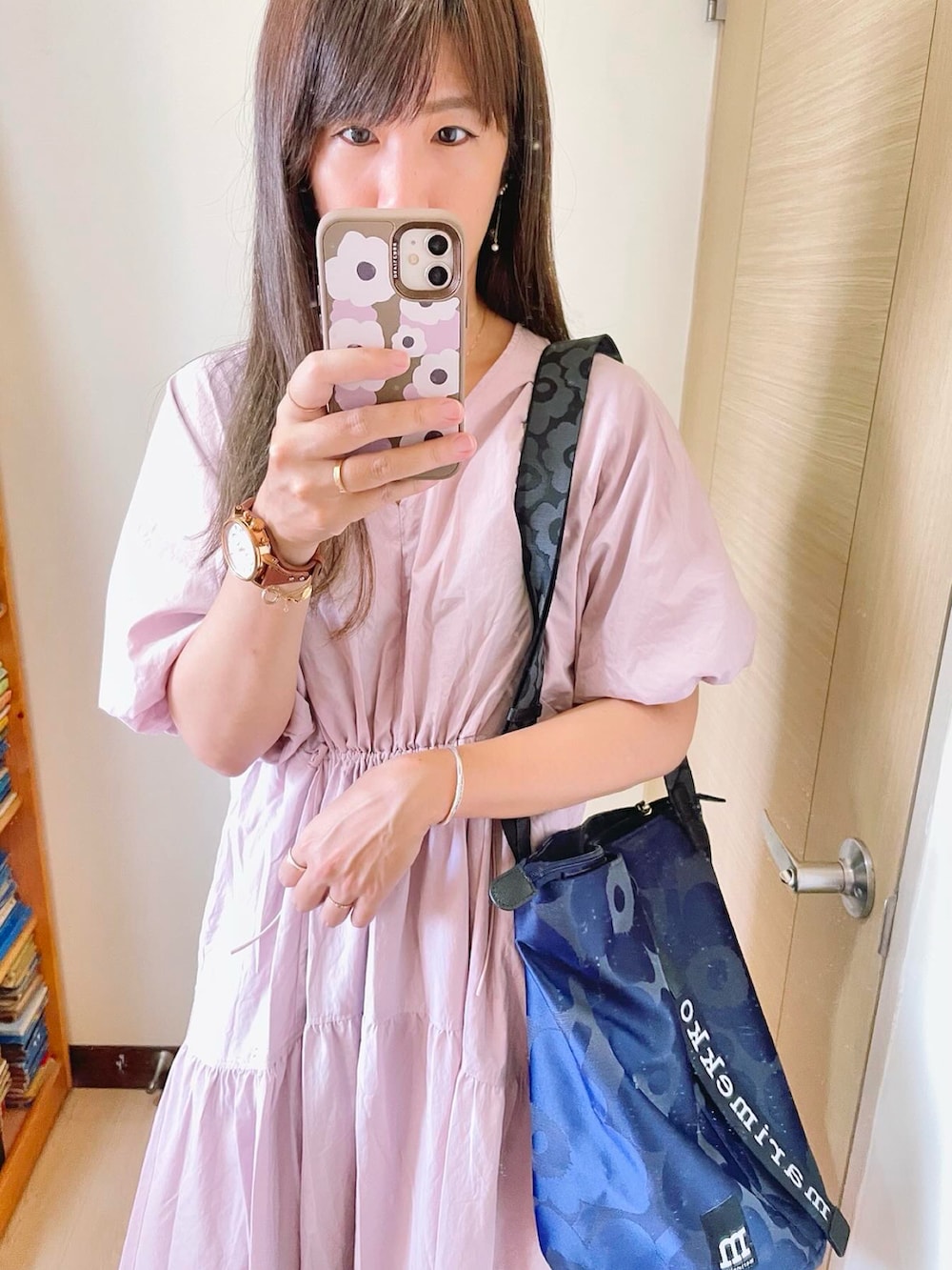 ピンク系のワンピース、シルバー系のシューズ、ブルー系のショルダーバッグを着用したレディースの夏コーディネートの2枚目の写真