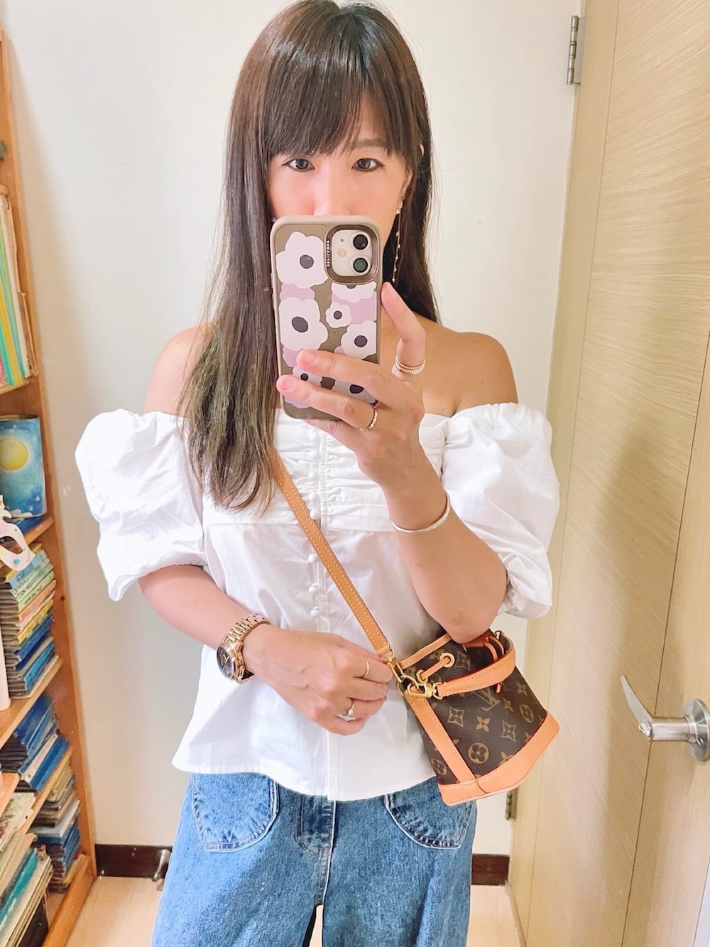 ホワイト系のシャツ/ブラウス、その他のバッグ、ホワイト系のその他シューズを着用したレディースの夏コーディネートの3枚目の写真