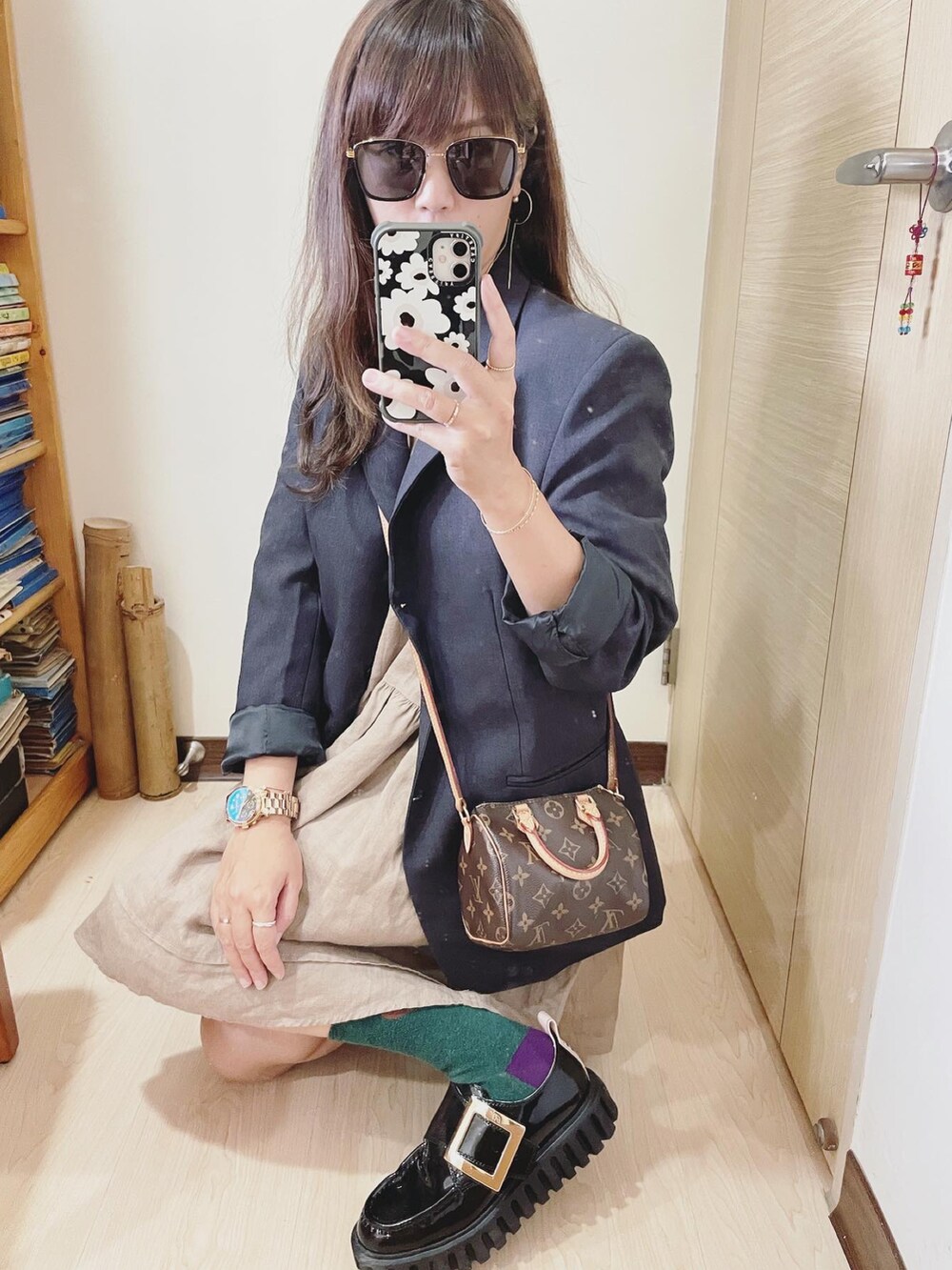 その他のバックパック/リュック、ブラック系のシューズ、ブラック系のサングラスを着用したレディースの秋コーディネートの3枚目の写真