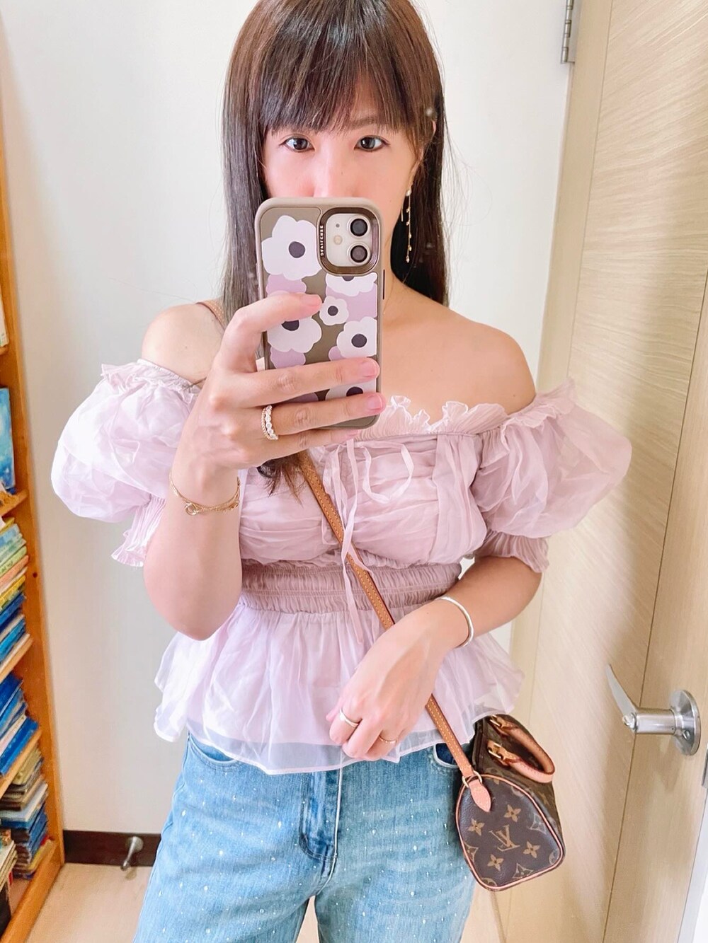 ホワイト系のシャツ/ブラウス、その他のバックパック/リュック、シルバー系のシューズを着用したレディースの夏コーディネートの2枚目の写真