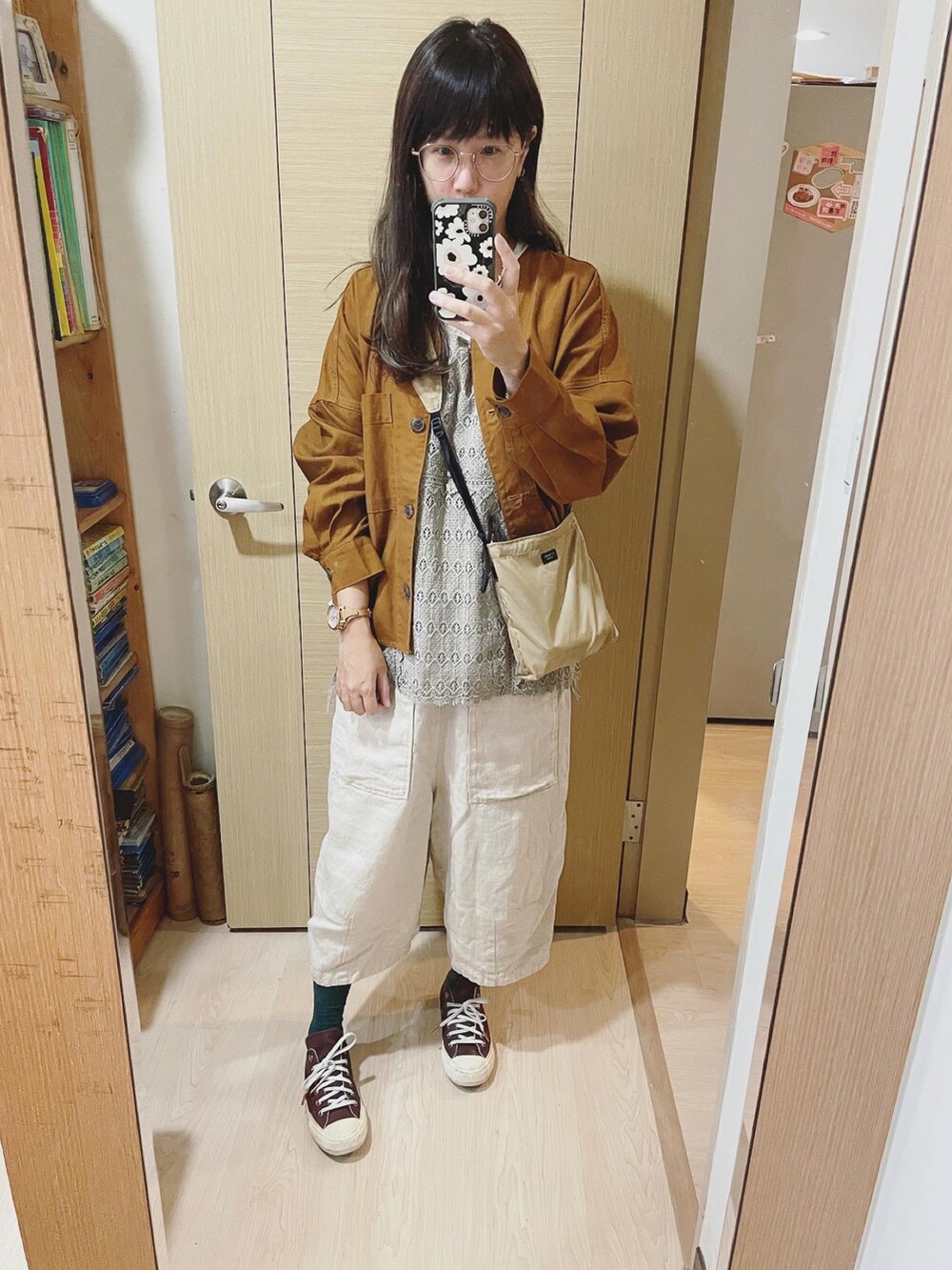 ベージュ系のショルダーバッグ、ホワイト系のシャツ/ブラウス、ベージュ系のその他アウターを着用したレディースの秋コーディネートの2枚目の写真