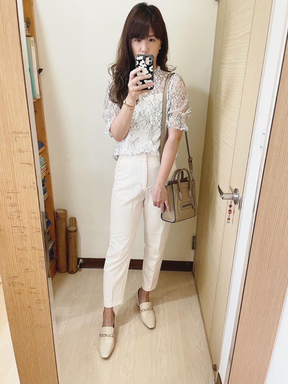 ベージュ系のバッグ、ホワイト系のTシャツ/カットソー、ベージュ系のシューズを着用したレディースの夏コーディネートの2枚目の写真