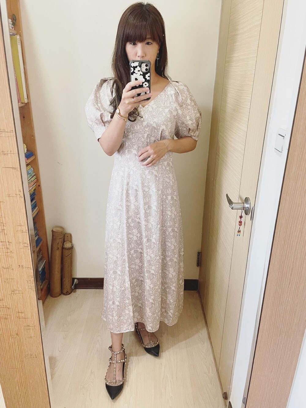 ベージュ系のワンピース、ブラック系のバッグ、ブラック系のシューズを着用したレディースの夏コーディネートの3枚目の写真