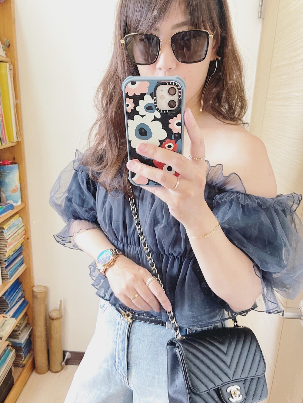 ブルー系のデニムパンツ、ホワイト系のその他シューズ、ブラック系のバッグを着用したレディースの春コーディネートの3枚目の写真