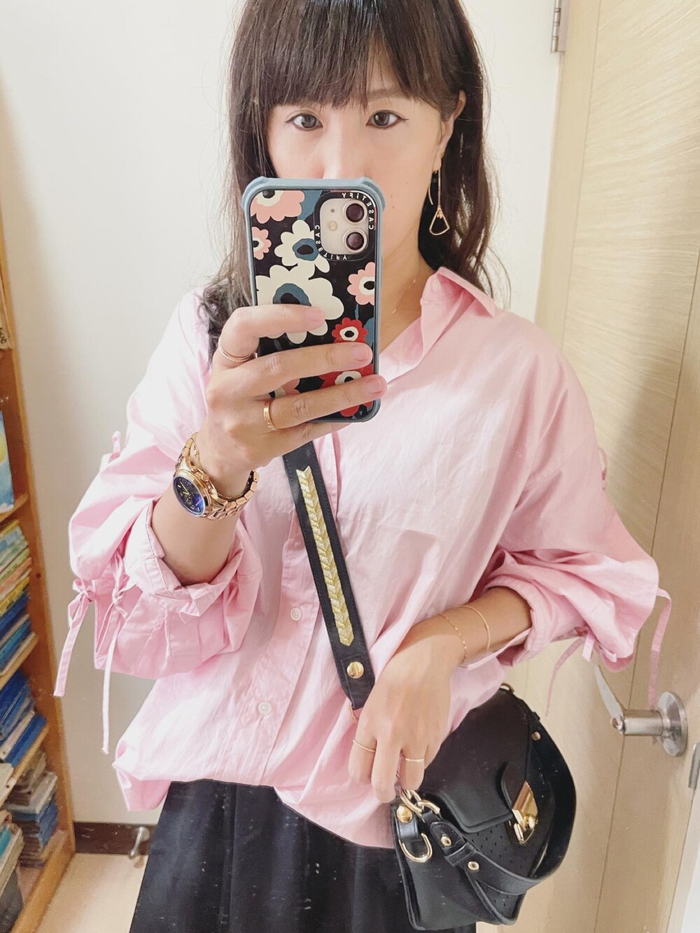 ブラック系のショルダーバッグ、ブラック系のシューズ、ピンク系のシャツ/ブラウスを着用したレディースの秋コーディネートの2枚目の写真