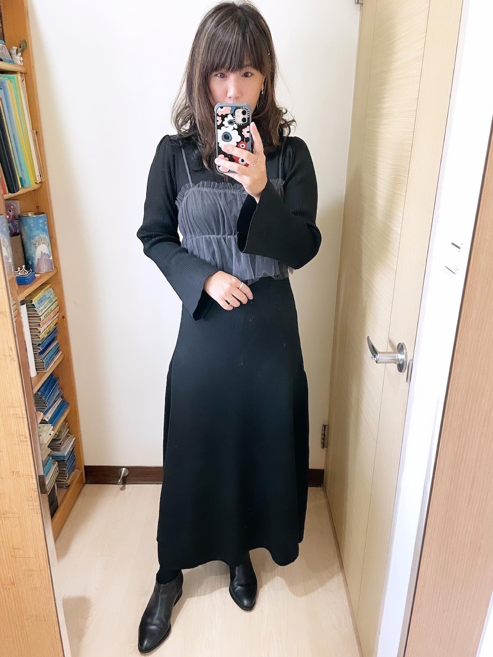 その他のバッグ、ブラック系のブーツ、ブラック系のワンピースを着用したレディースの冬コーディネートの3枚目の写真