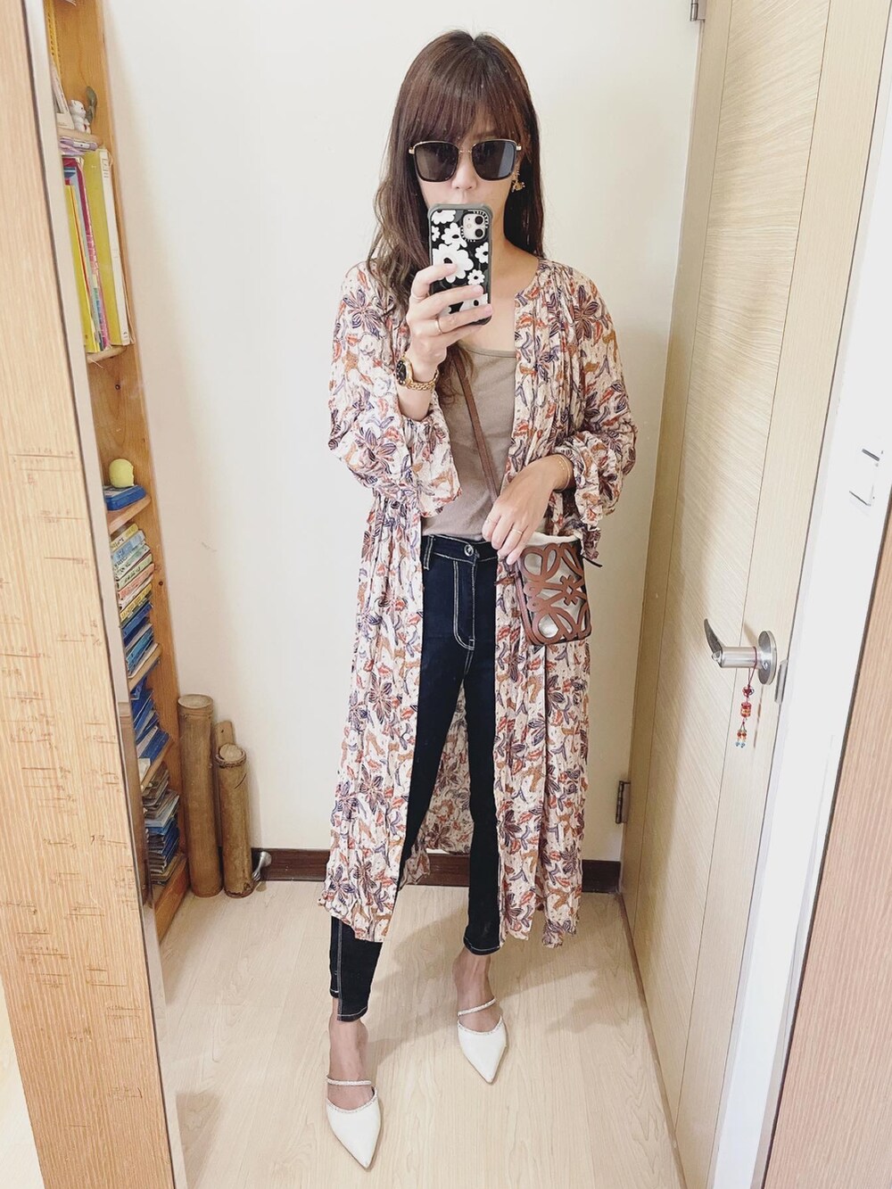 ベージュ系のワンピース、ホワイト系のシューズ、ブラウン系のバッグを着用したレディースの夏コーディネートの2枚目の写真