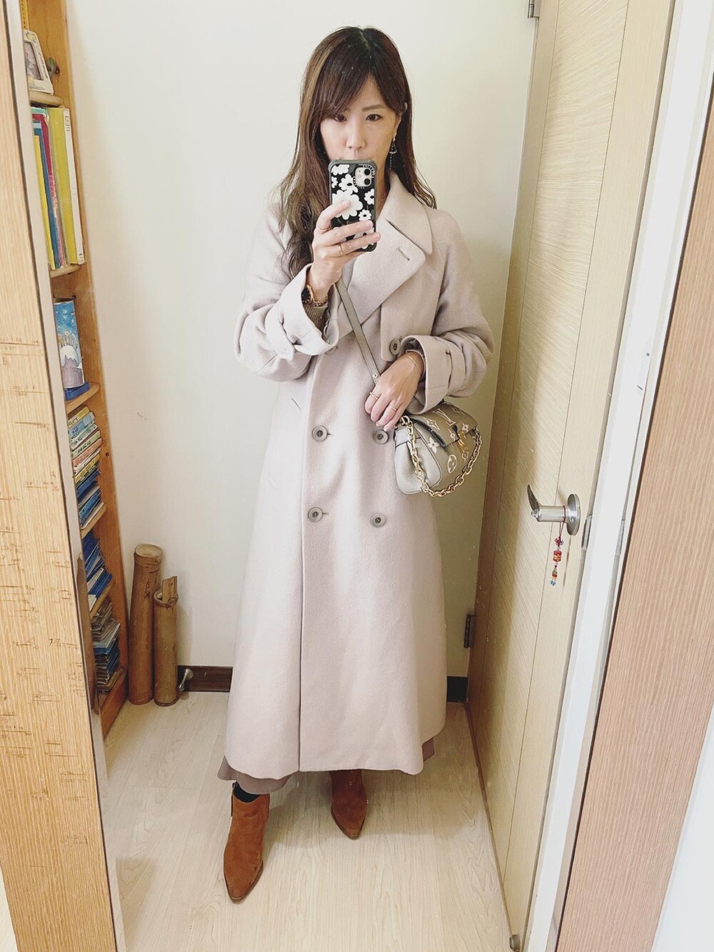 ベージュ系のジャケット/アウター、グレー系のバッグ、ブラウン系のブーツを着用したレディースの冬コーディネートの3枚目の写真