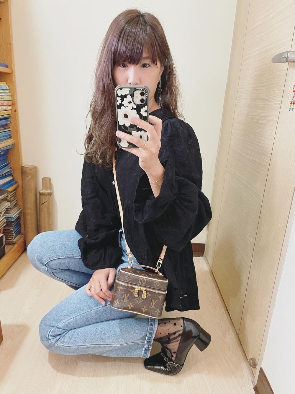 ブラック系のシャツ/ブラウス、ブラウン系のバッグ、ブラック系のシューズを着用したレディースの春コーディネートの2枚目の写真