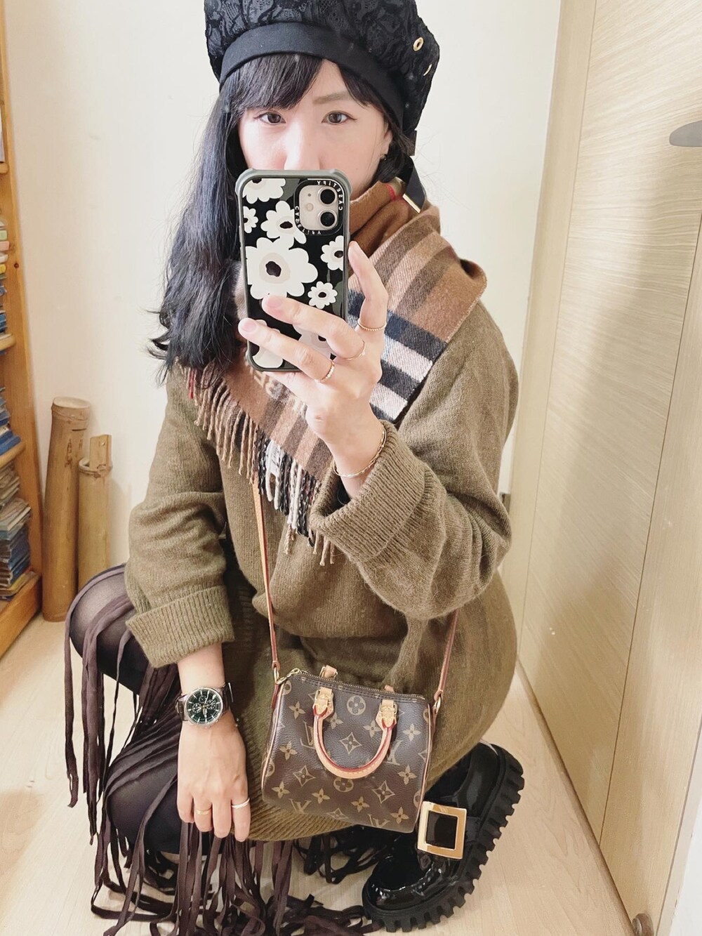 グリーン系のトップス、その他のバックパック/リュック、ブラック系のシューズを着用したレディースの冬コーディネートの3枚目の写真