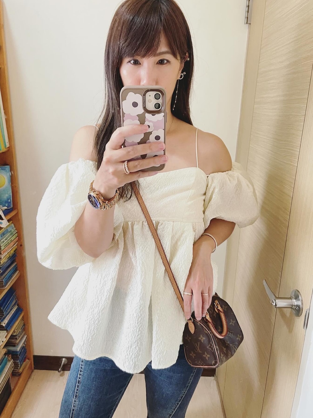 ホワイト系のベスト、その他のバックパック/リュック、ホワイト系のシューズを着用したレディースの夏コーディネートの2枚目の写真