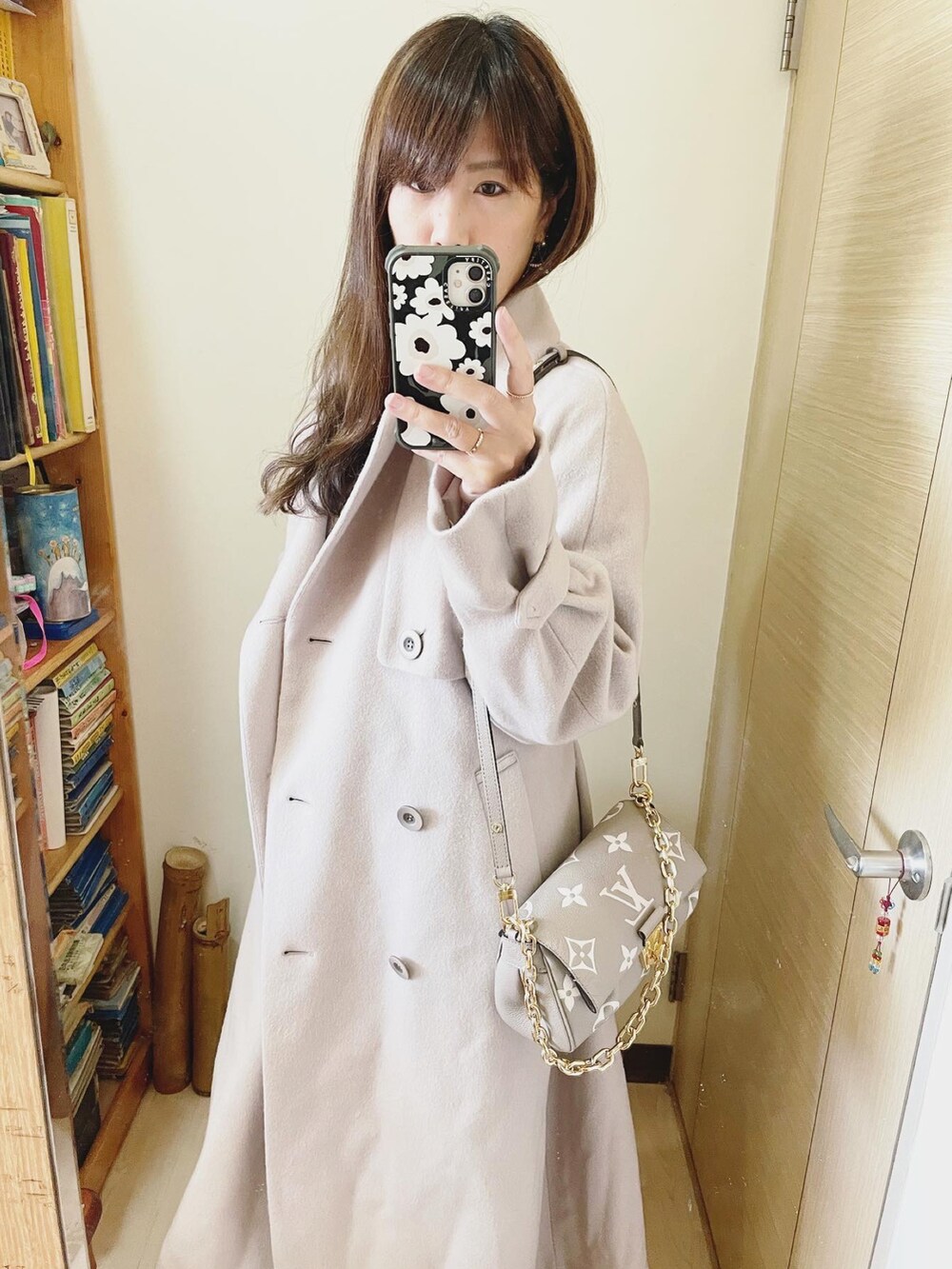 ベージュ系のジャケット/アウター、グレー系のバッグ、ブラウン系のブーツを着用したレディースの冬コーディネートの4枚目の写真