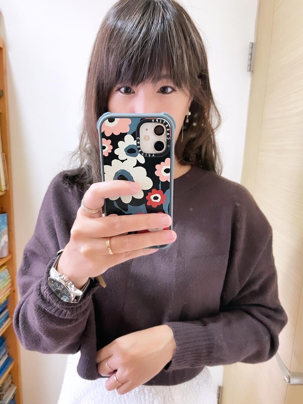 ホワイト系のスカート、ベージュ系のシューズ、その他のバックパック/リュックを着用したレディースの冬コーディネートの3枚目の写真