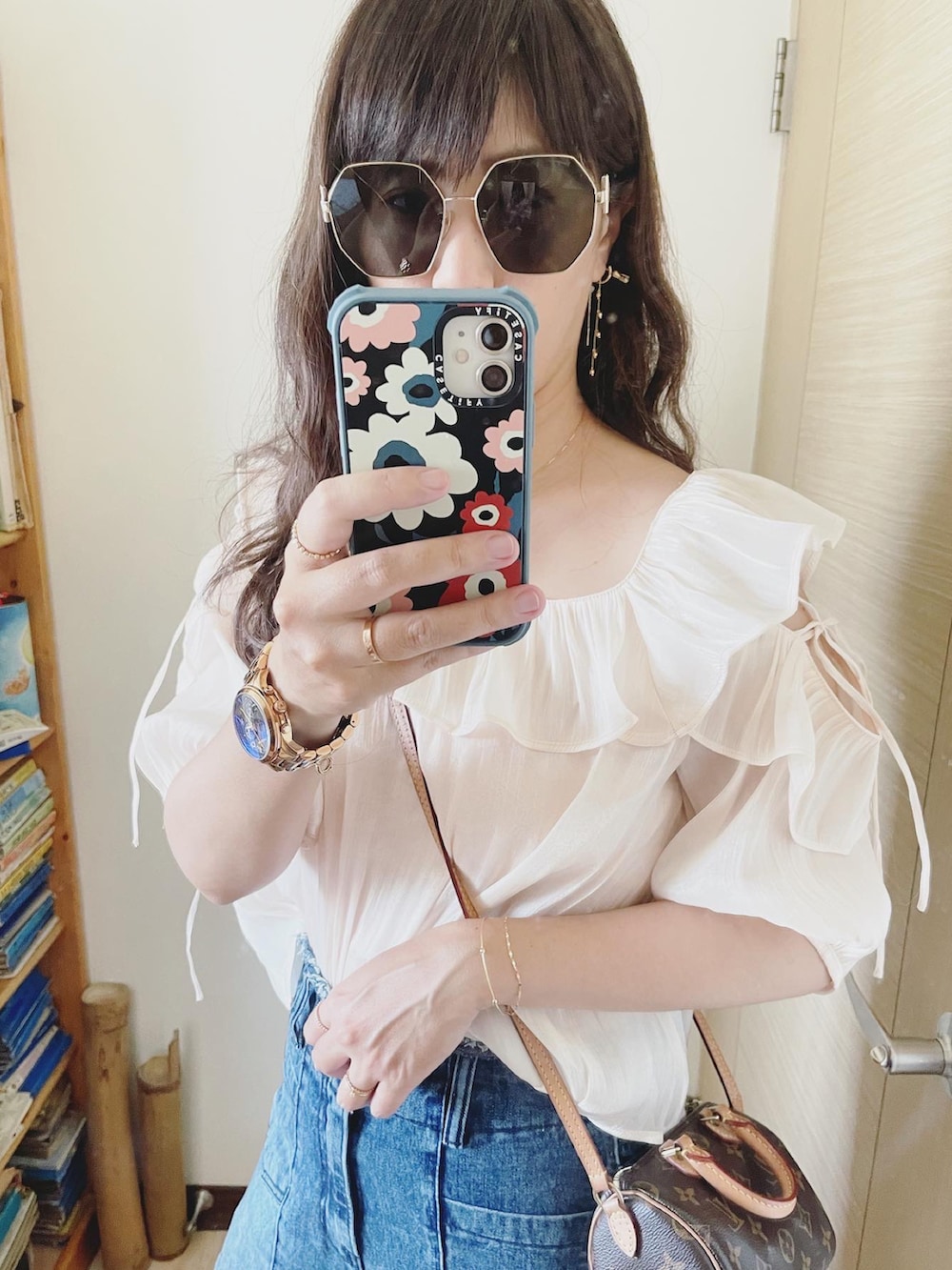 ホワイト系のその他シューズ、その他のバックパック/リュック、ホワイト系のシャツ/ブラウスを着用したレディースの春コーディネートの2枚目の写真