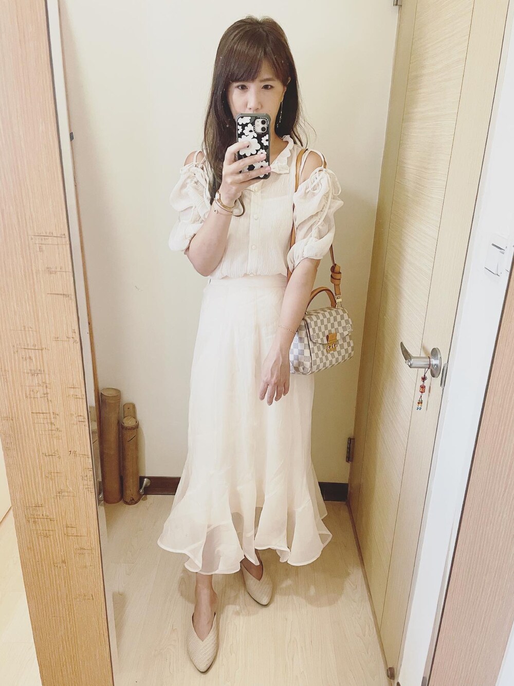 ブラック系のシャツ/ブラウス、ホワイト系のスカート、その他のショルダーバッグを着用したレディースの夏コーディネートの2枚目の写真