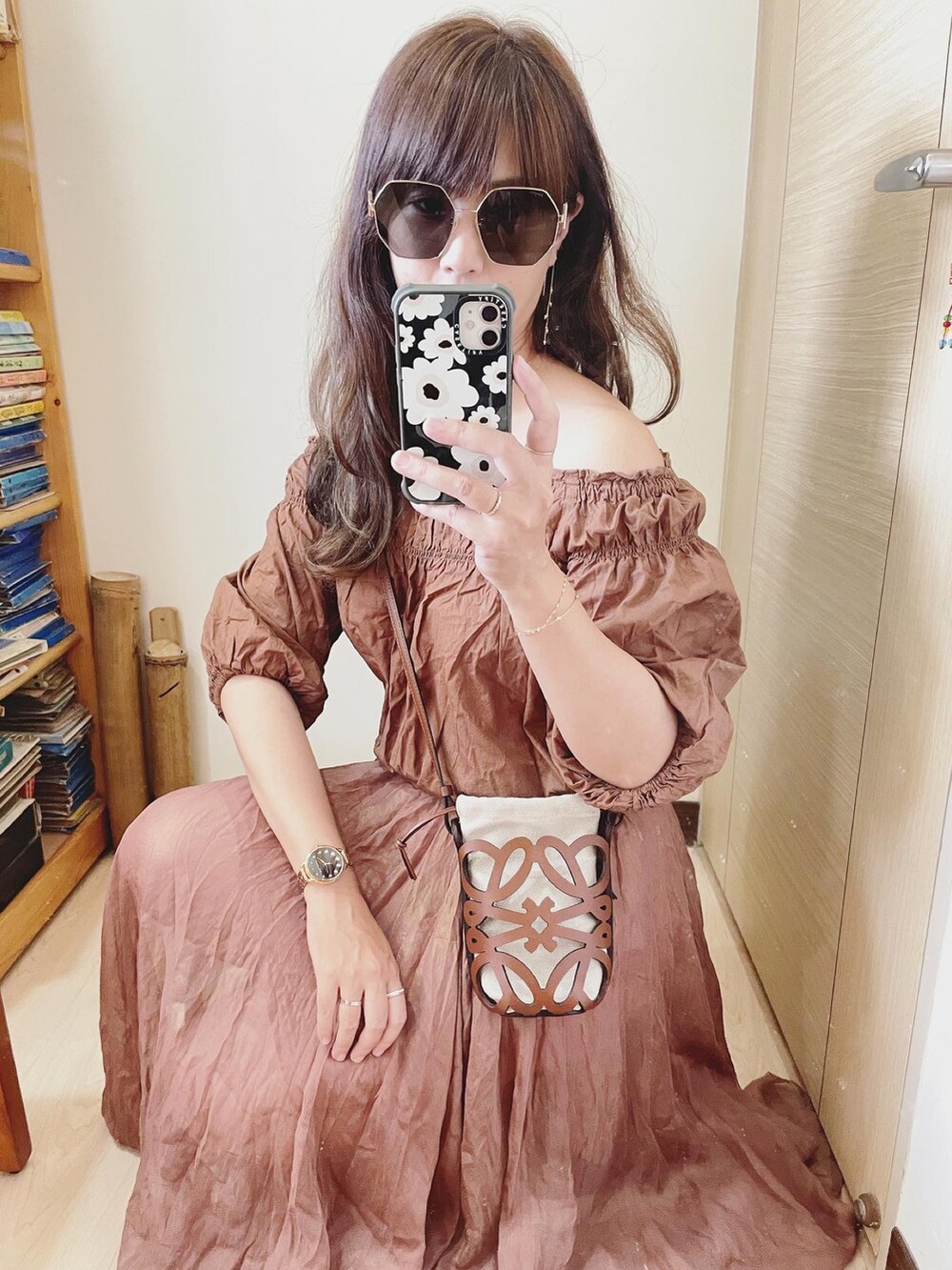 ブラウン系のスカート、ブラウン系のトップス、ブラウン系のバッグを着用したレディースの夏コーディネートの3枚目の写真