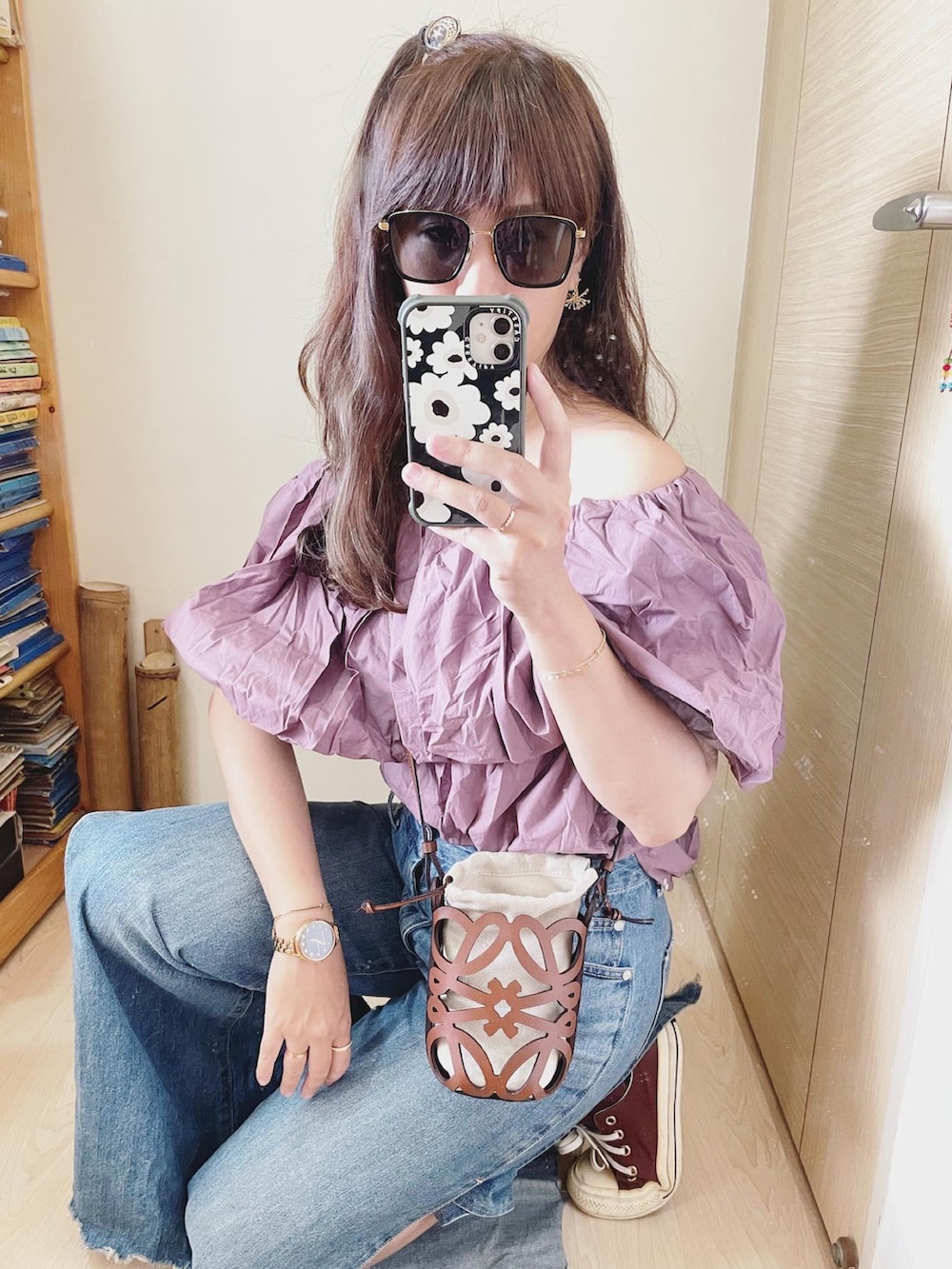 ブルー系のデニムパンツ、パープル系のシャツ/ブラウス、ブラウン系のバッグを着用したレディースの夏コーディネートの2枚目の写真