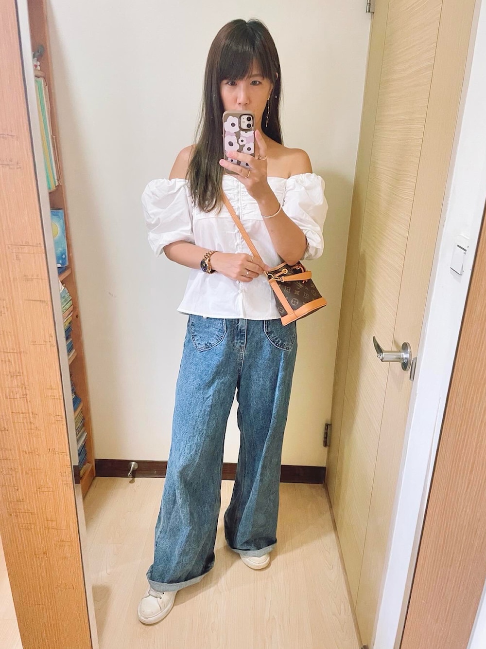 ホワイト系のシャツ/ブラウス、その他のバッグ、ホワイト系のその他シューズを着用したレディースの夏コーディネートの2枚目の写真