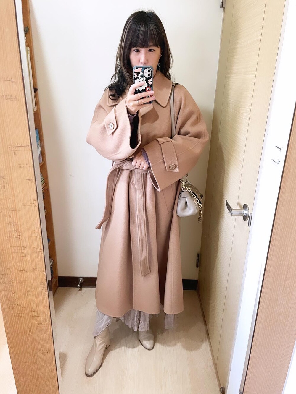 ベージュ系のジャケット/アウター、グレー系のバッグ、ベージュ系のシューズを着用したレディースの冬コーディネートの2枚目の写真