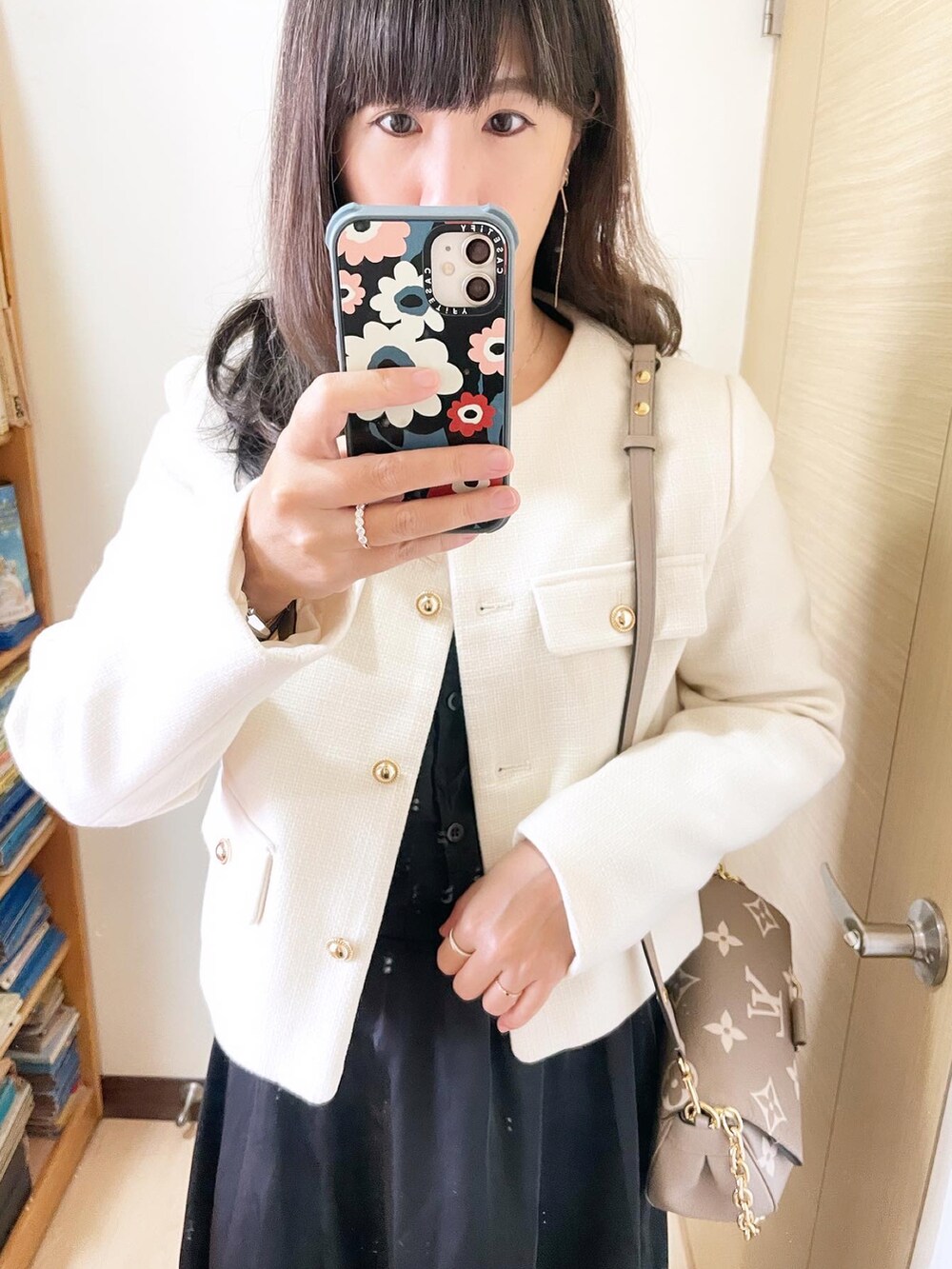 ホワイト系のジャケット/アウター、グレー系のバッグ、ブラック系のシューズを着用したレディースの春コーディネートの2枚目の写真