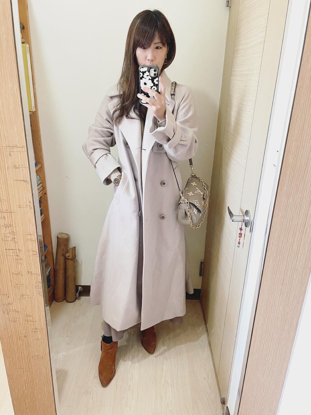 ベージュ系のジャケット/アウター、グレー系のバッグ、ブラウン系のブーツを着用したレディースの冬コーディネートの2枚目の写真