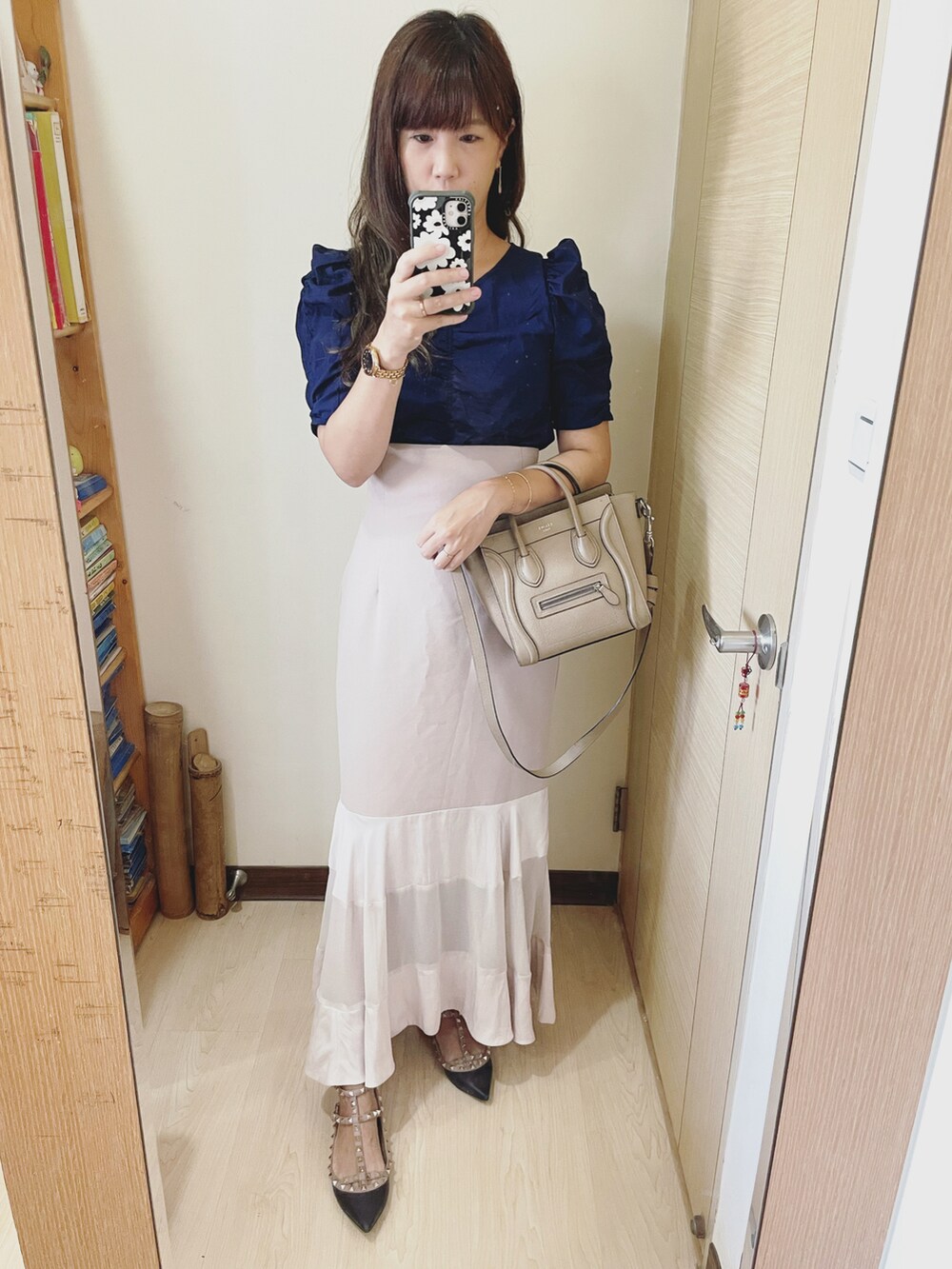 ブルー系のトップス、ピンク系のスカート、ブラック系のシューズを着用したレディースの夏コーディネートの2枚目の写真