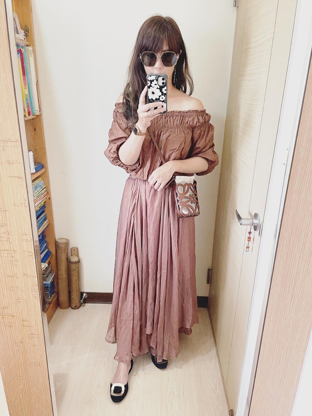 ブラウン系のスカート、ブラウン系のトップス、ブラウン系のバッグを着用したレディースの夏コーディネートの2枚目の写真