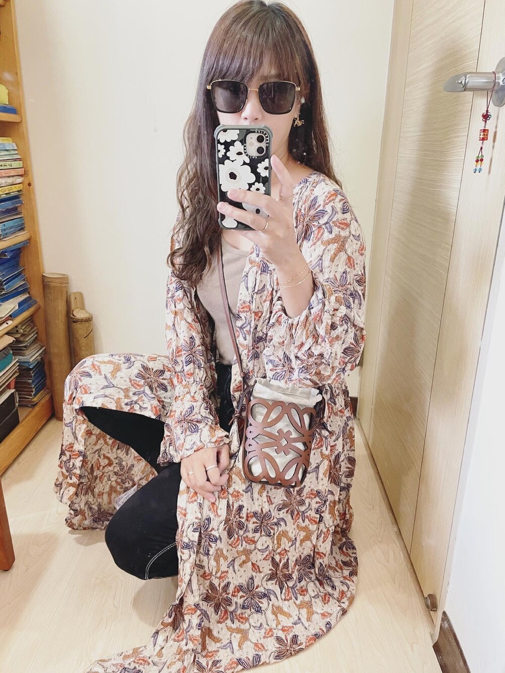 ベージュ系のワンピース、ホワイト系のシューズ、ブラウン系のバッグを着用したレディースの夏コーディネートの3枚目の写真